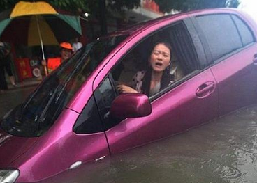 梦见开车掉水里是什么意思 做梦梦到开车掉水里好不好